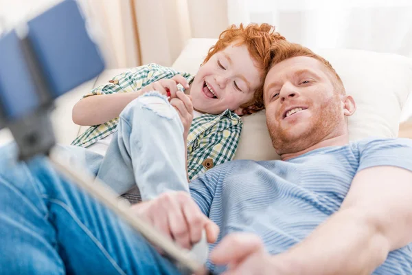 Padre e hijo tomando selfie - foto de stock