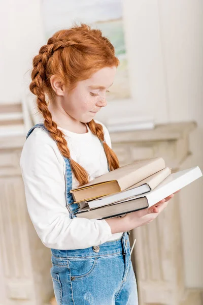 Petite fille avec des livres — Photo de stock