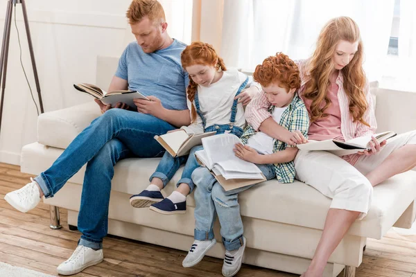 Family reading books — Stock Photo