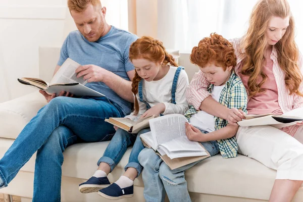 Family reading books — Stock Photo