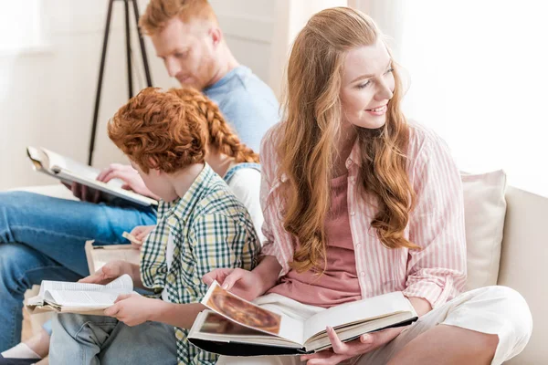 Family reading books — Stock Photo