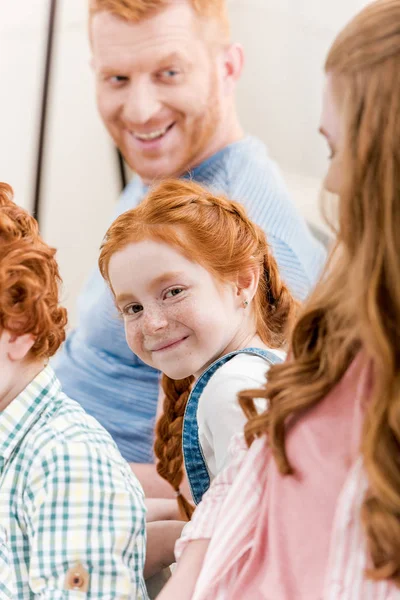 Belle rousse famille — Photo de stock