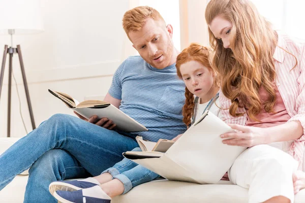 Pais com filha lendo livros — Fotografia de Stock
