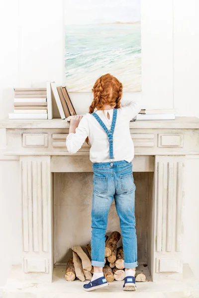 Petite fille avec des livres — Photo de stock