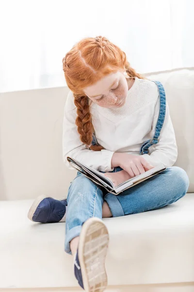 Niña leyendo libro - foto de stock