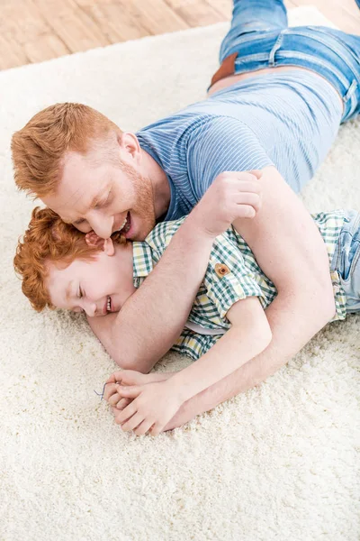 Glücklicher Vater mit Sohn — Stockfoto