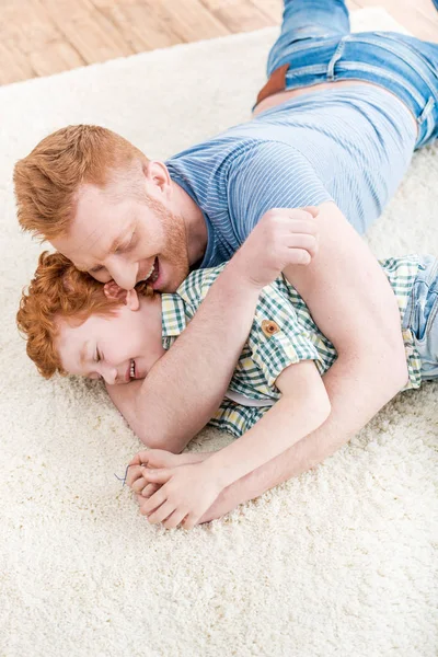 Père heureux avec son fils — Photo de stock