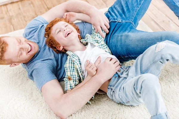 Glücklicher Vater mit Sohn — Stockfoto