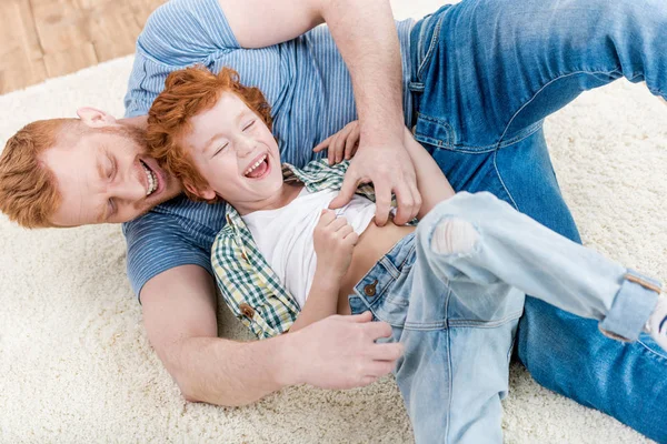 Glücklicher Vater mit Sohn — Stockfoto