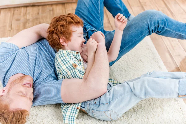 Père heureux avec son fils — Photo de stock