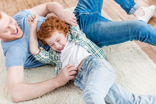 Feliz padre con hijo - foto de stock