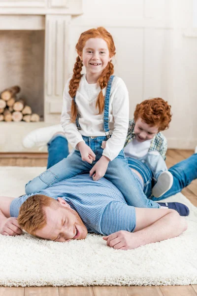 Padre feliz con hijos - foto de stock