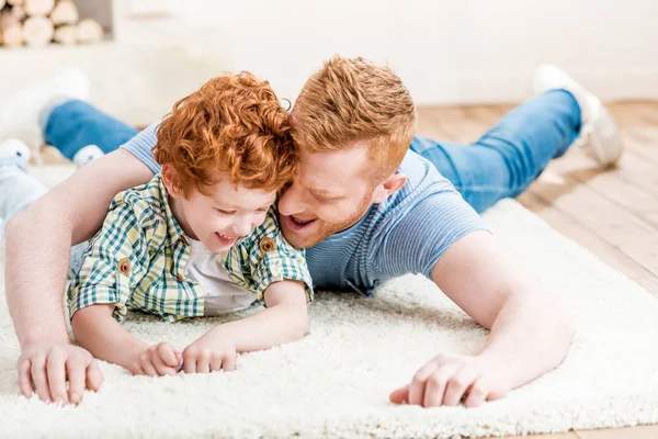 Père heureux avec son fils — Photo de stock