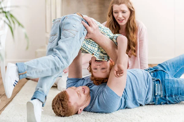 Padres jugando con su hijo - foto de stock