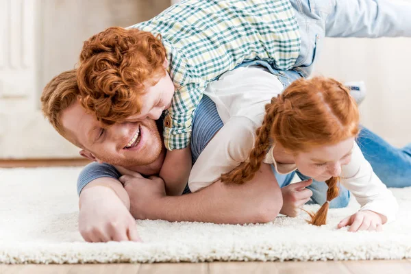 Padre feliz con hijos - foto de stock