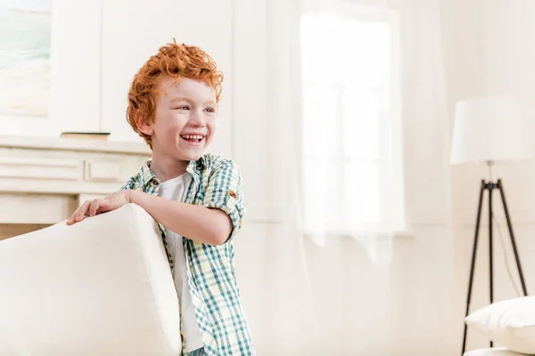 Liebenswerter kleiner Junge — Stockfoto