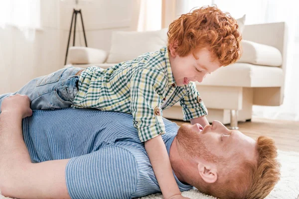 Père heureux avec son fils — Photo de stock