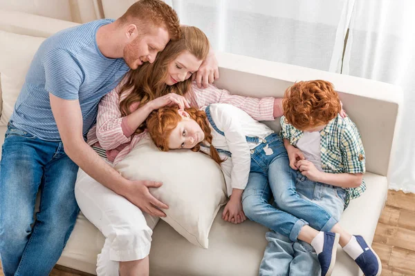 Familie sitzt auf Sofa — Stockfoto