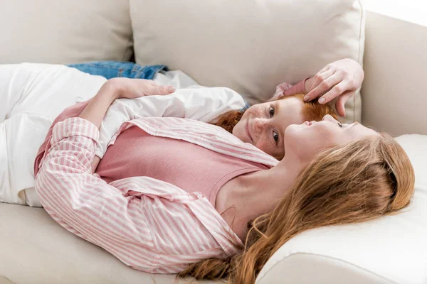 Madre e hija pequeña - foto de stock