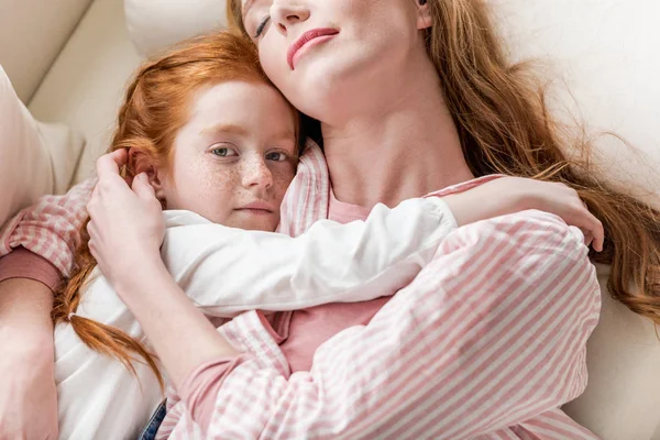 Madre e hija pequeña - foto de stock