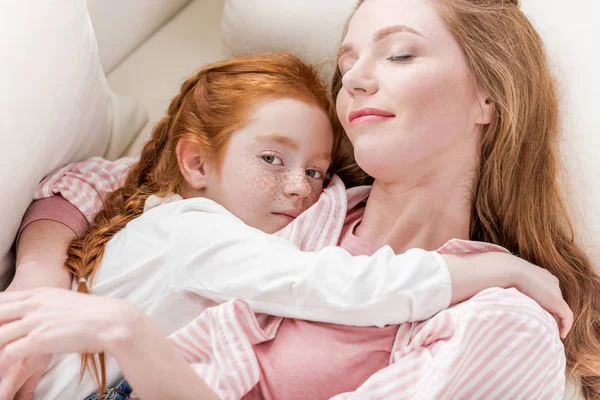 Madre e hija pequeña - foto de stock