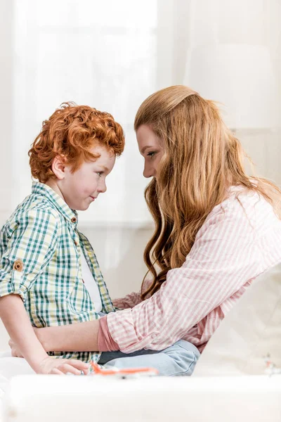 Mutter und kleiner Sohn — Stockfoto