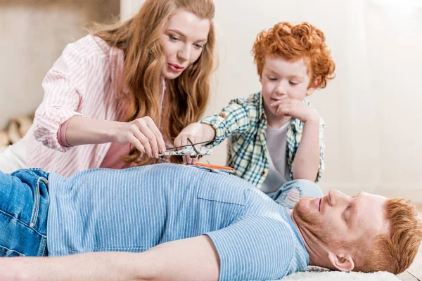 Famiglia giocare con i giocattoli — Foto stock