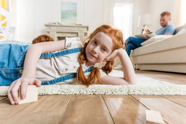 Bambina sdraiata sul pavimento — Foto stock