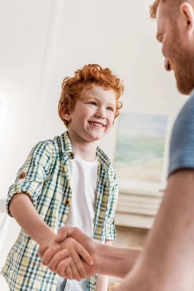 Padre e hijo estrechando las manos — Stock Photo