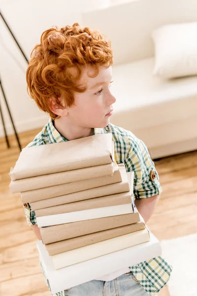 Маленький хлопчик і купа книг — стокове фото