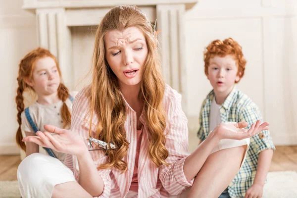 Contrarié mère avec les enfants — Photo de stock