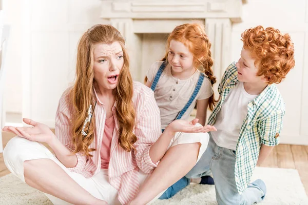 Chateado mãe com filhos — Fotografia de Stock