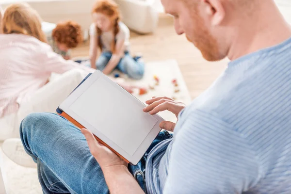 Homme utilisant une tablette numérique — Photo de stock