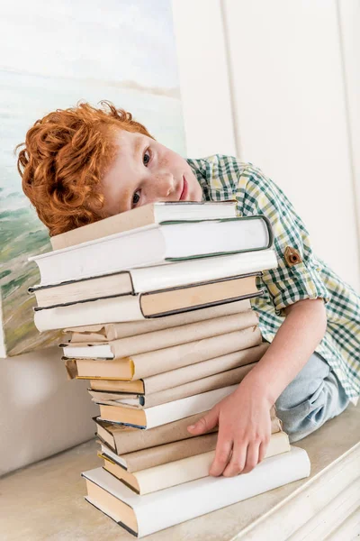 Kleiner Junge und ein Stapel Bücher — Stockfoto
