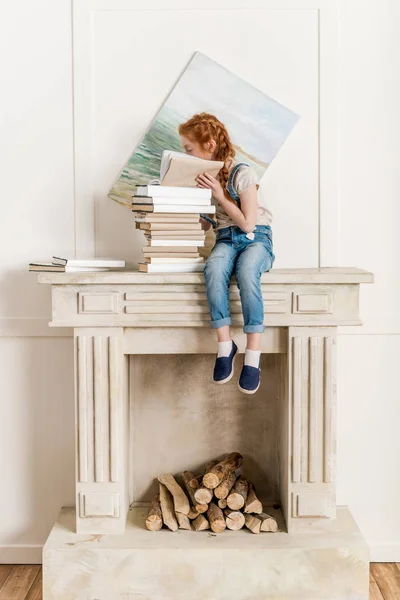 Маленькая девочка и куча книг — стоковое фото