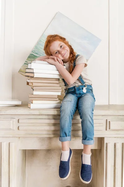 Menina e pilha de livros — Fotografia de Stock