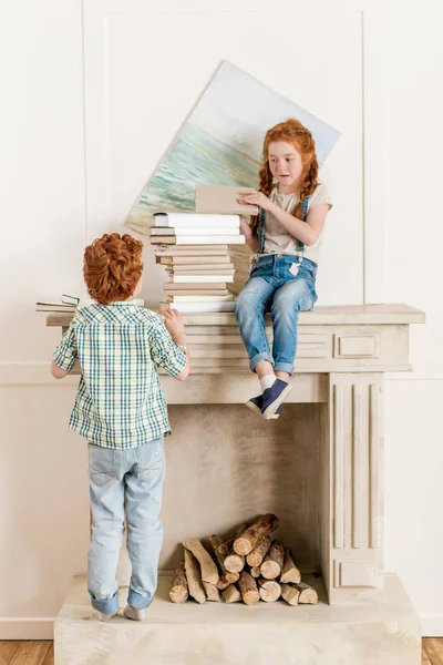 Schwester und Bruder am Kamin — Stockfoto