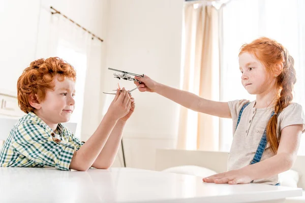 Niños jugando con juguetes — Stock Photo