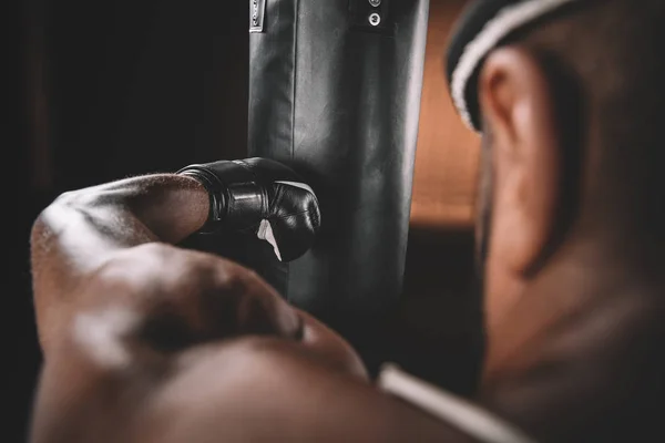 Entrenamiento de atleta Muay Thai - foto de stock