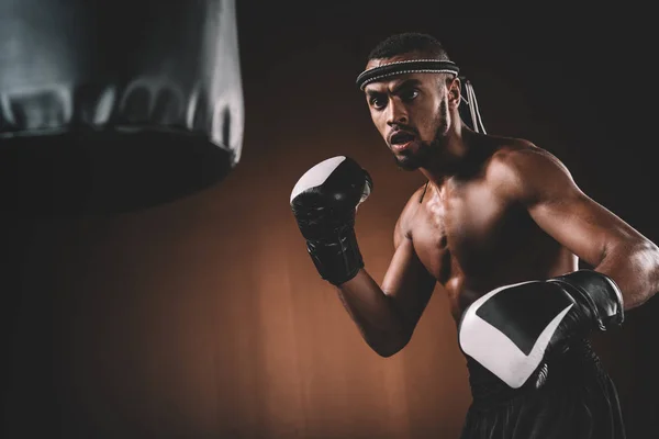 Entrenamiento de atleta Muay Thai - foto de stock