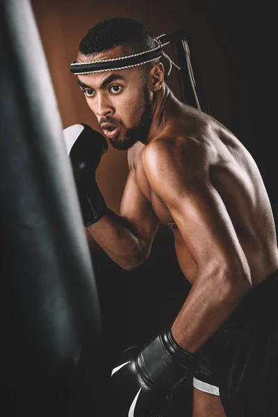 Entrenamiento de atleta Muay Thai - foto de stock