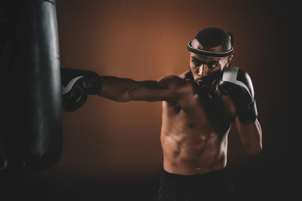 Entrenamiento de atleta Muay Thai - foto de stock