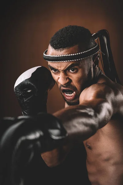 Entrenamiento de atleta Muay Thai - foto de stock