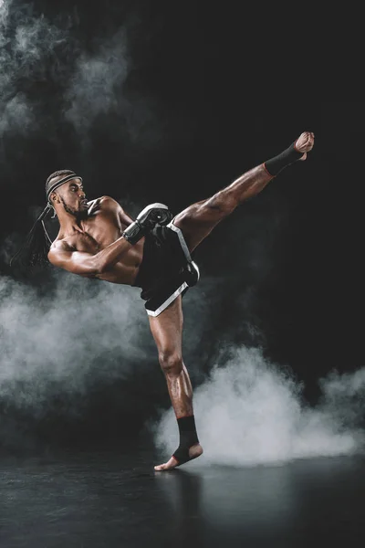 Muay thai fighter — Stock Photo