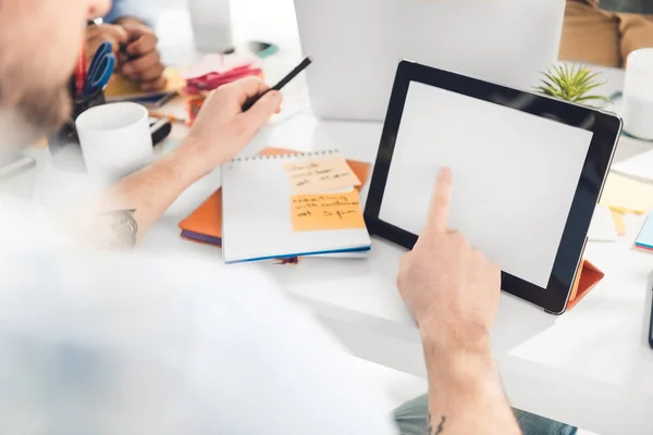 Hombres de negocios casuales que trabajan en la oficina — Stock Photo