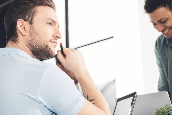 Uomini d'affari occasionali che lavorano in ufficio — Foto stock