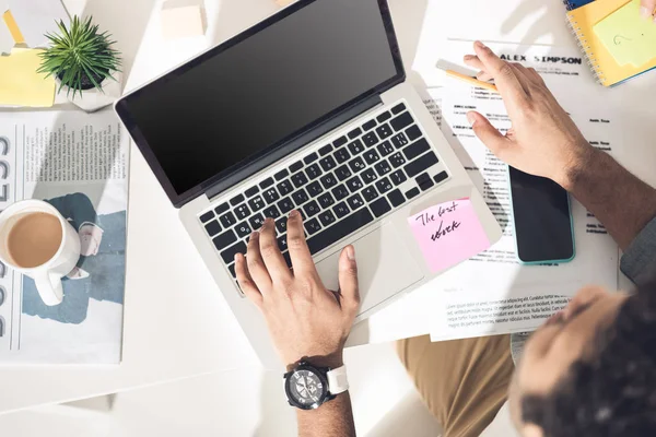 Uomo d'affari occasionale che lavora su laptop — Foto stock