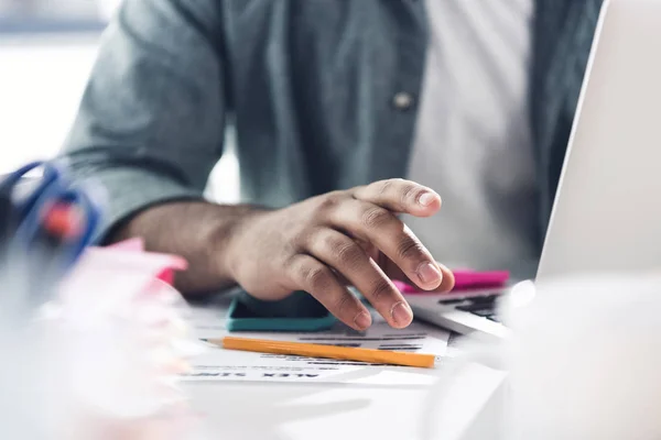 Uomo d'affari occasionale che lavora su computer portatile a ufficio — Foto stock