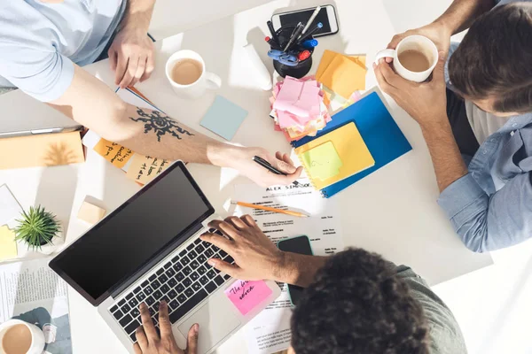 Hombres de negocios casuales que trabajan en la oficina - foto de stock