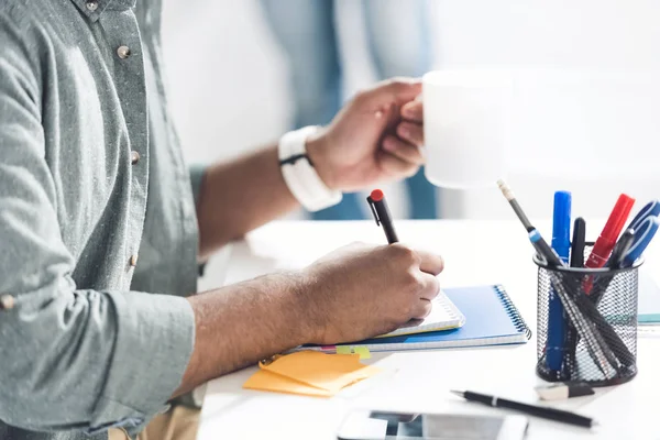 Homem de negócios casual trabalhando no escritório moderno — Fotografia de Stock